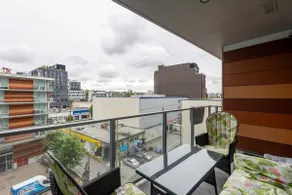 Trendy Urban Getaway: 5* Location ~ Balcony ~ Gym! - Image 3