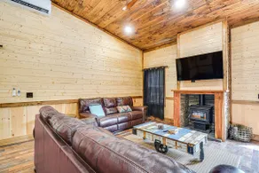 Hot Tub & Mtn Views: Pet-friendly Englewood Cabin - Image 4