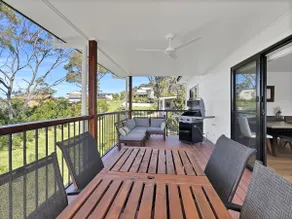 Chic 4-bed Beach House with Sea Views - Image 3