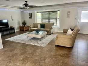 4 Bedroom Home 2 Miles to Campus - Image 2