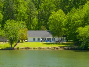 Lakeside Haven with Hot Tub - Image 4