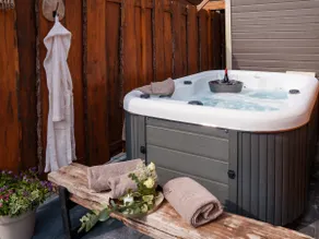 Luxurious stay with a sauna and a whirlpool - Image 2
