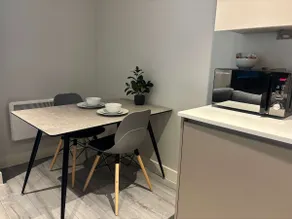 Stylish Studio in Bracknell with free Parking - Image 4