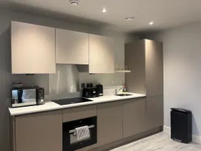 Stylish Studio in Bracknell with free Parking - Image 3