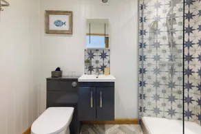 Cosy Cabin Retreat Close to Beaches - Image 3