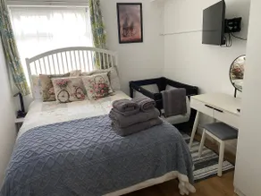 Slough - Sleeps 3 - PetFriendly - Riverside - Bay - Image 3
