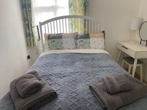 Slough - Sleeps 3 - PetFriendly - Riverside - Bay - Image 2