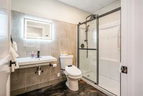 *New* Loft 5 min to PPG/Convention center Sleeps 4 - Image 3