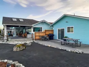 Strait by the Sea: Charming Beachfront Studio - Image 2