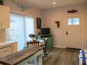 Strait by the Sea: Charming Beachfront Studio - Image 4