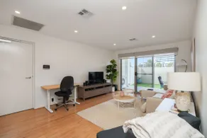 Ground Level 1-Bed: Courtyard & Alfresco Dining - Image 2