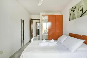 Large pool, balcony & great views. Parking. - Image 4