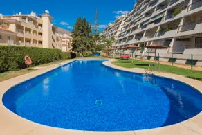 Large pool, balcony & great views. Parking. - Image 2