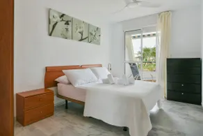 Large pool, balcony & great views. Parking. - Image 3