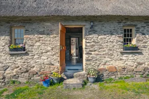 Traditional style thatched cottage in Kenmare - Image 3