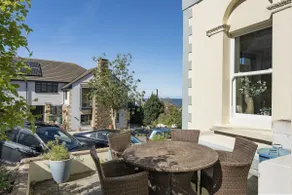 Modern Apartment Private Parking Walk to Beach - Image 5