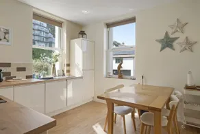 Modern Apartment Private Parking Walk to Beach - Image 2