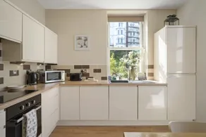 Modern Apartment Private Parking Walk to Beach - Image 2