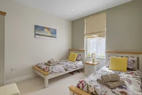 Modern Apartment Private Parking Walk to Beach - Image 4