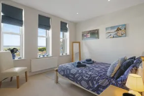 Modern Apartment Private Parking Walk to Beach - Image 3