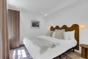 Mercer-1 Bedroom Corner -Free parking - Image 3