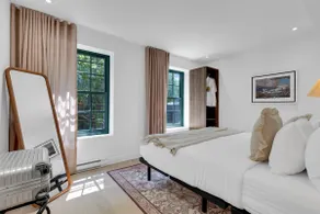 Mercer-1 Bedroom Corner -Free parking - Image 4