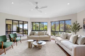 Beachside 4-Bed Retreat with Study Nook  Views - Image 3