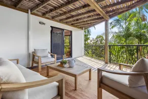 Beachside 4-Bed Retreat with Study Nook  Views - Image 4