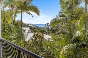 Beachside 4-Bed Retreat with Study Nook  Views - Image 2