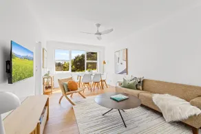 Gorgeous 3-Bed Manly Pad, Short Walk to the Beach - Image 2