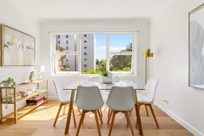 Gorgeous 3-Bed Manly Pad, Short Walk to the Beach - Image 3