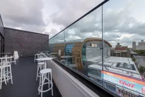 Modern Studio Apt with Rooftop, Gym, and Parking - Image 3