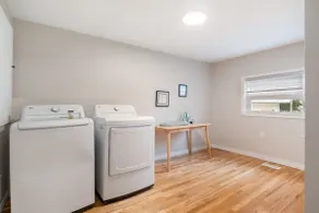 Charming 3BR - Full Kitchen & Parking - Image 4