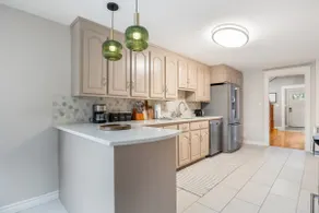 Charming 3BR - Full Kitchen & Parking - Image 5