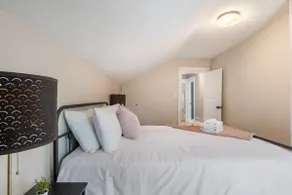 Charming 3BR - Full Kitchen & Parking - Image 2