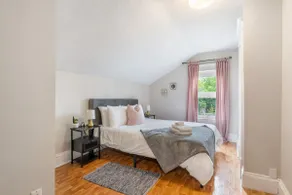 Charming 3BR - Full Kitchen & Parking - Image 3