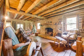 1800s Romantic Cabin! Fireplace + 3 Jacuzzi Tubs - Image 4