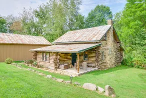 1800s Romantic Cabin! Fireplace + 3 Jacuzzi Tubs - Image 3