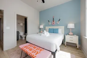 Dolly & Denim | Stylish & Roomy | Private Rooftop - Image 3