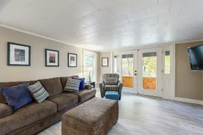 4BR charming central cottage, walk to lake & town - Image 4