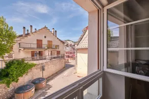 Large Renovated Townhouse - Image 5