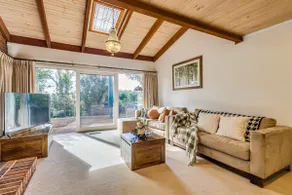 StayAU Stunning Villa near Wildlife Park - Image 2