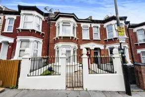 Your Chic 3BR Home Comfort and Style in London - Image 3