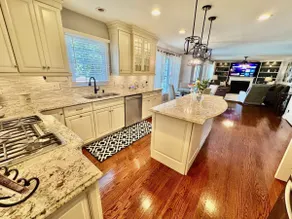 5 Bedroom Immaculate & Stylish Home in Quiet Area - Image 4