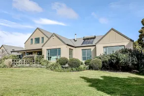 Chateau Clarence Luxurious Waterfront Retreat - Image 5