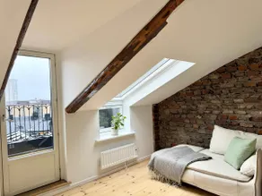 Top floor apt with three separate bedrooms - Image 2
