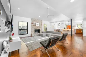 Close to Domain DT Shopping Chic Serene 3BR - Image 4