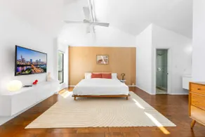 Close to Domain DT Shopping Chic Serene 3BR - Image 2