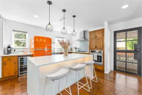 Close to Domain DT Shopping Chic Serene 3BR - Image 3