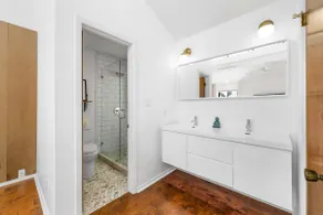 Close to Domain DT Shopping Chic Serene 3BR - Image 5